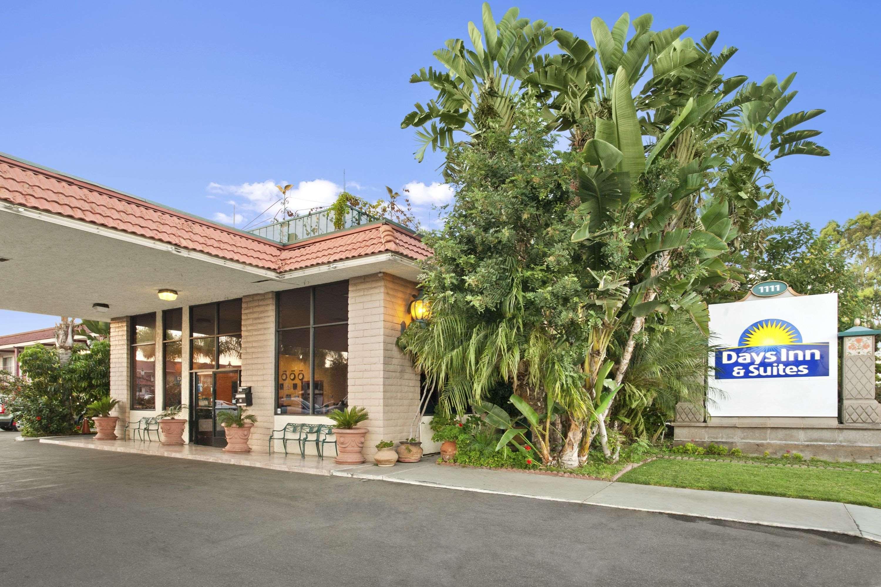 Days Inn & Suites By Wyndham Anaheim At Disneyland Park Zewnętrze zdjęcie