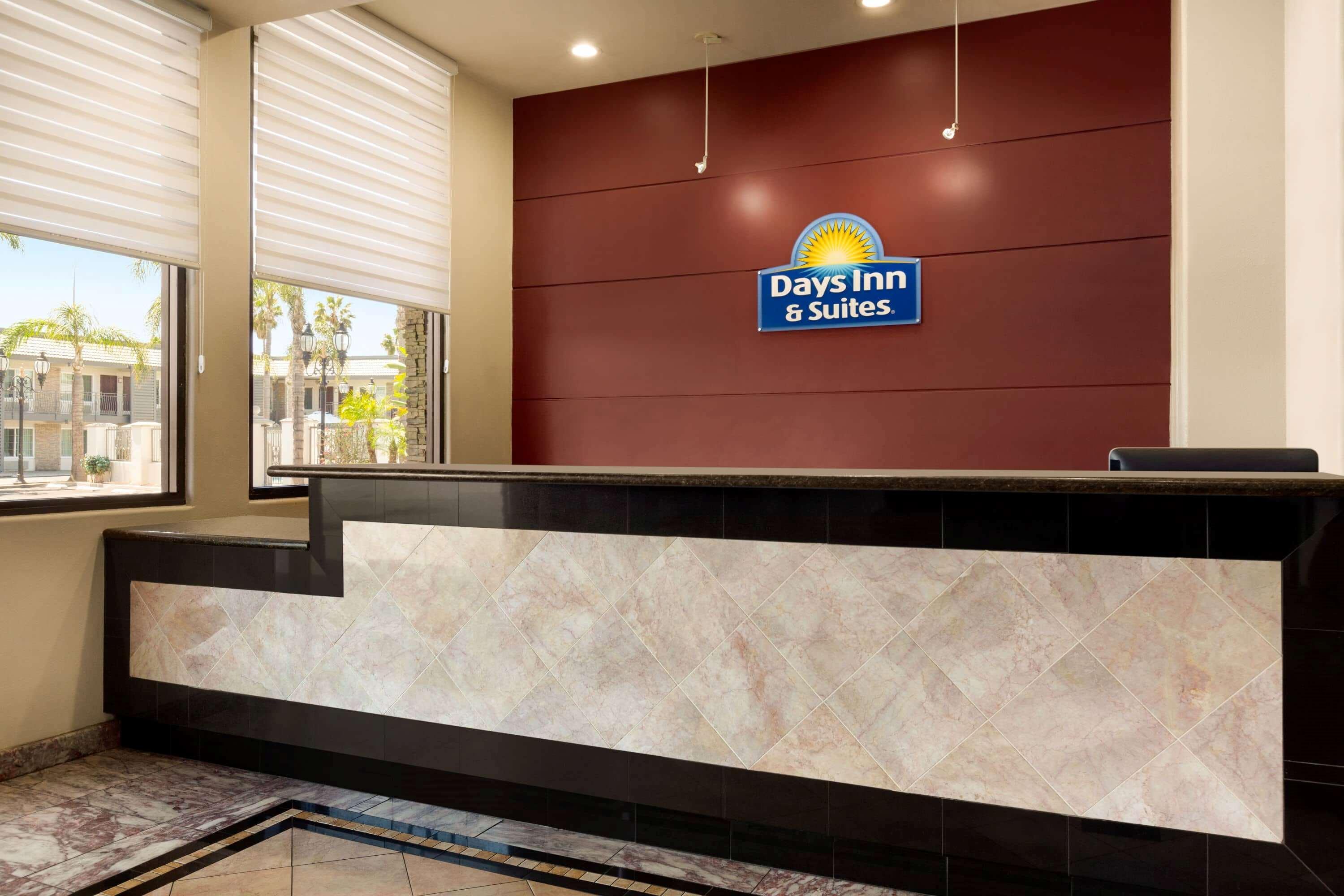 Days Inn & Suites By Wyndham Anaheim At Disneyland Park Zewnętrze zdjęcie
