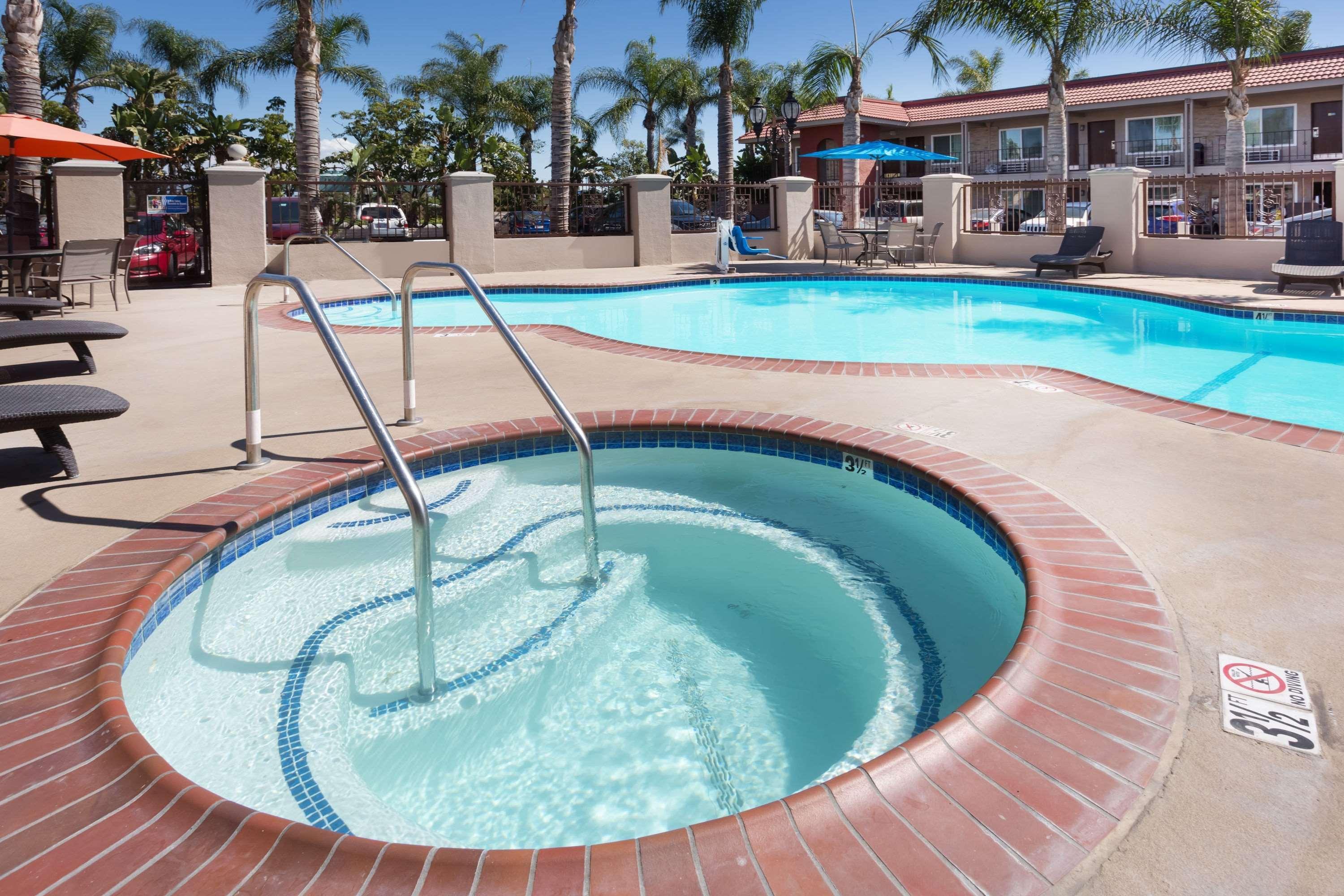 Days Inn & Suites By Wyndham Anaheim At Disneyland Park Zewnętrze zdjęcie