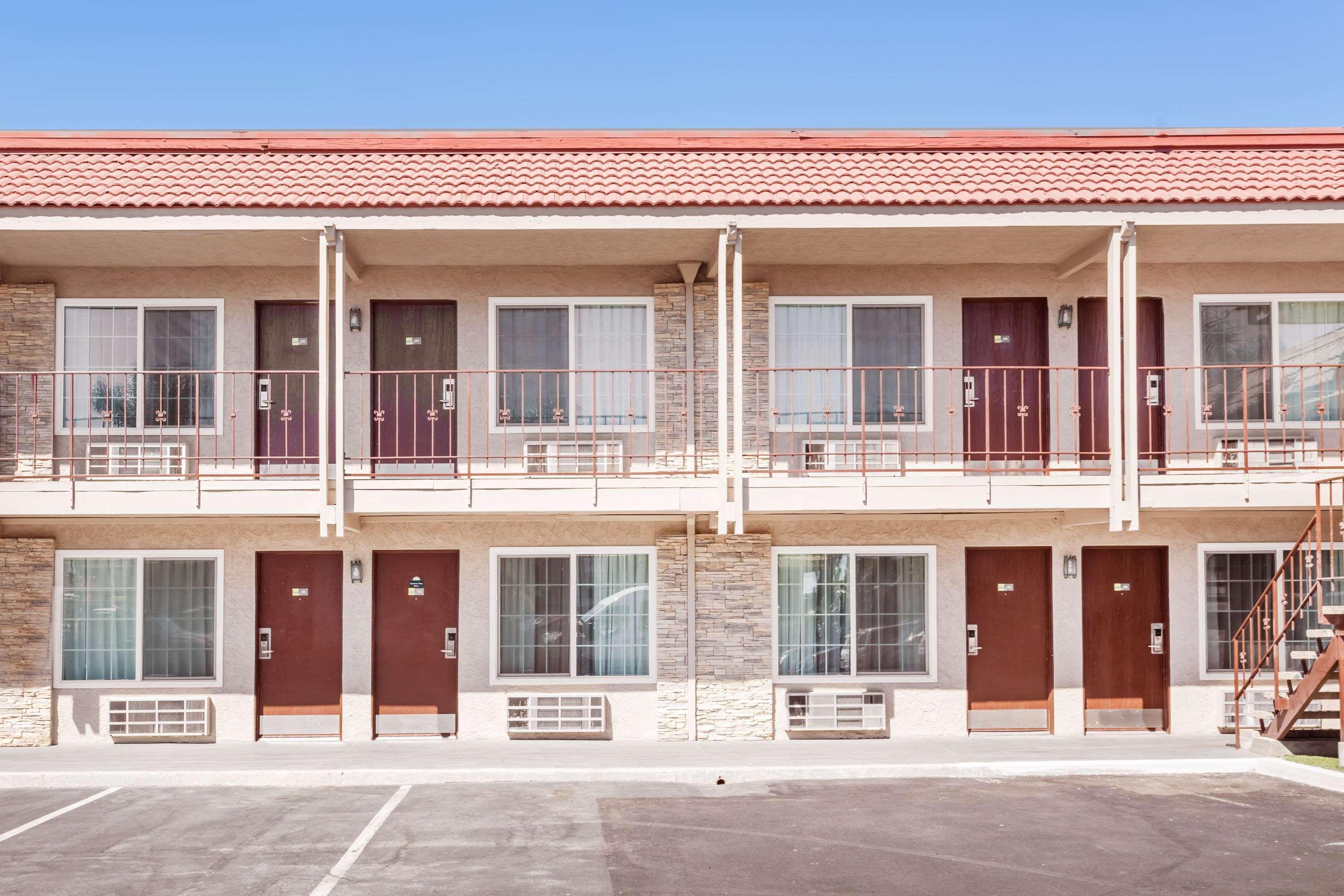 Days Inn & Suites By Wyndham Anaheim At Disneyland Park Zewnętrze zdjęcie