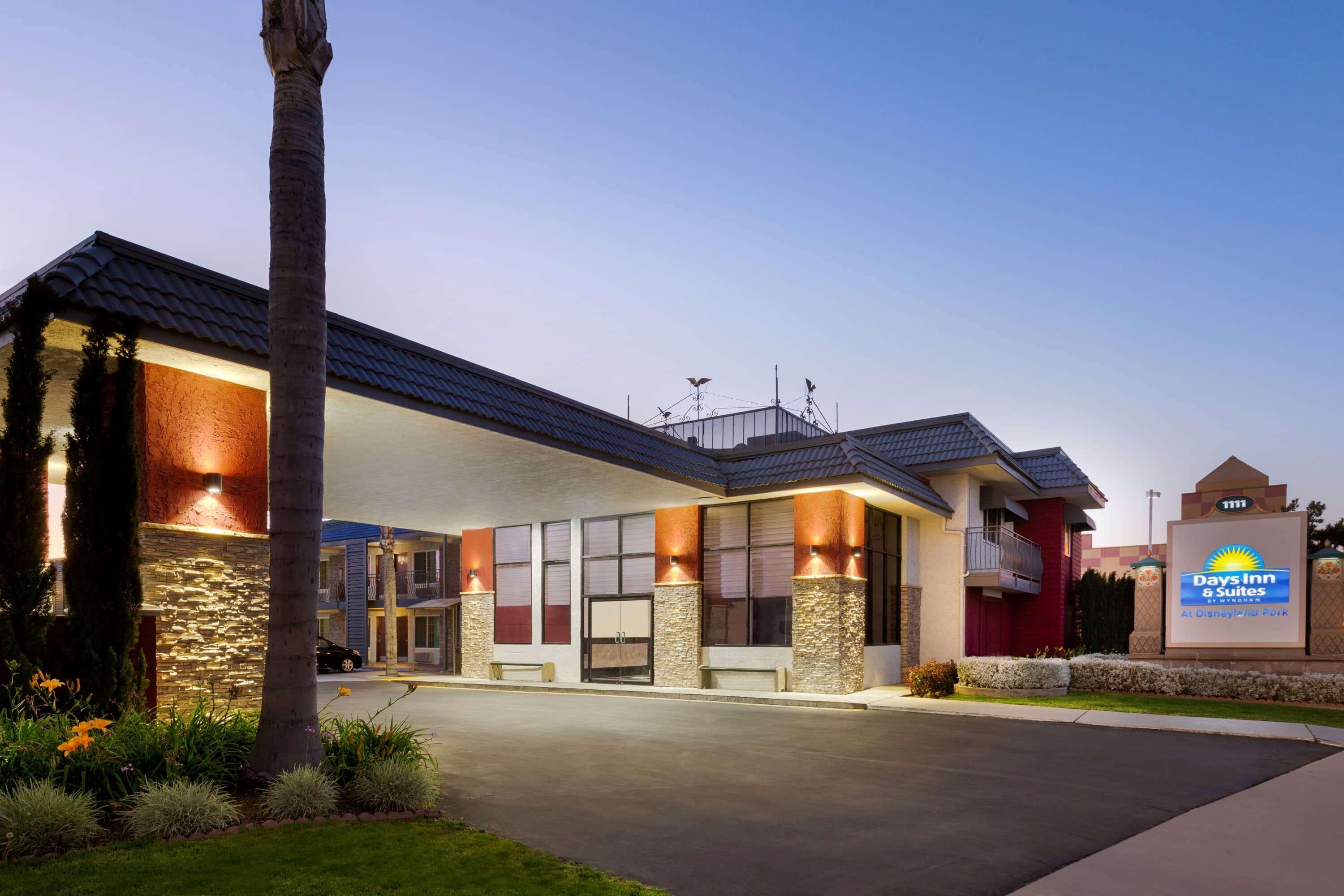 Days Inn & Suites By Wyndham Anaheim At Disneyland Park Zewnętrze zdjęcie