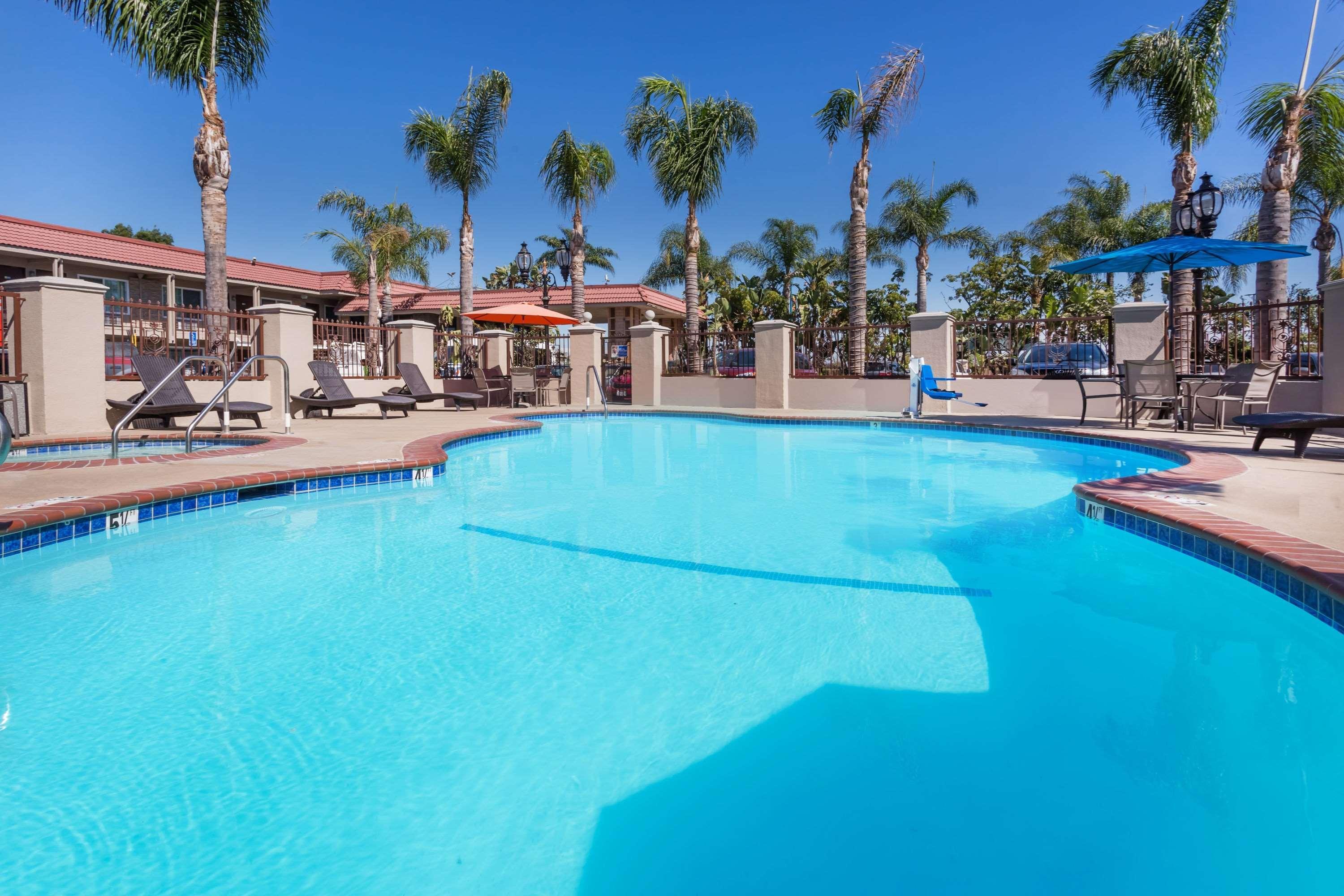 Days Inn & Suites By Wyndham Anaheim At Disneyland Park Zewnętrze zdjęcie