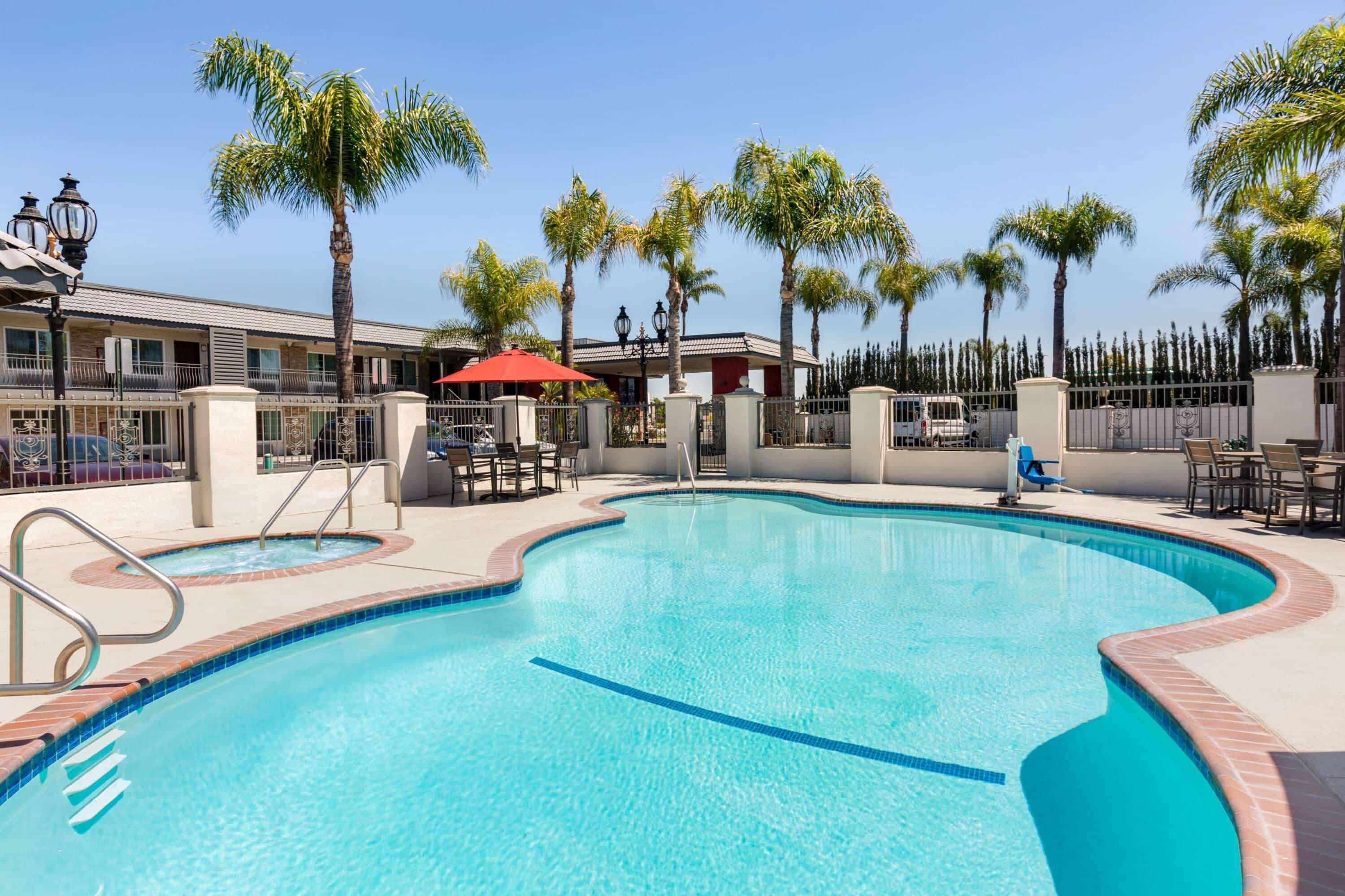 Days Inn & Suites By Wyndham Anaheim At Disneyland Park Zewnętrze zdjęcie