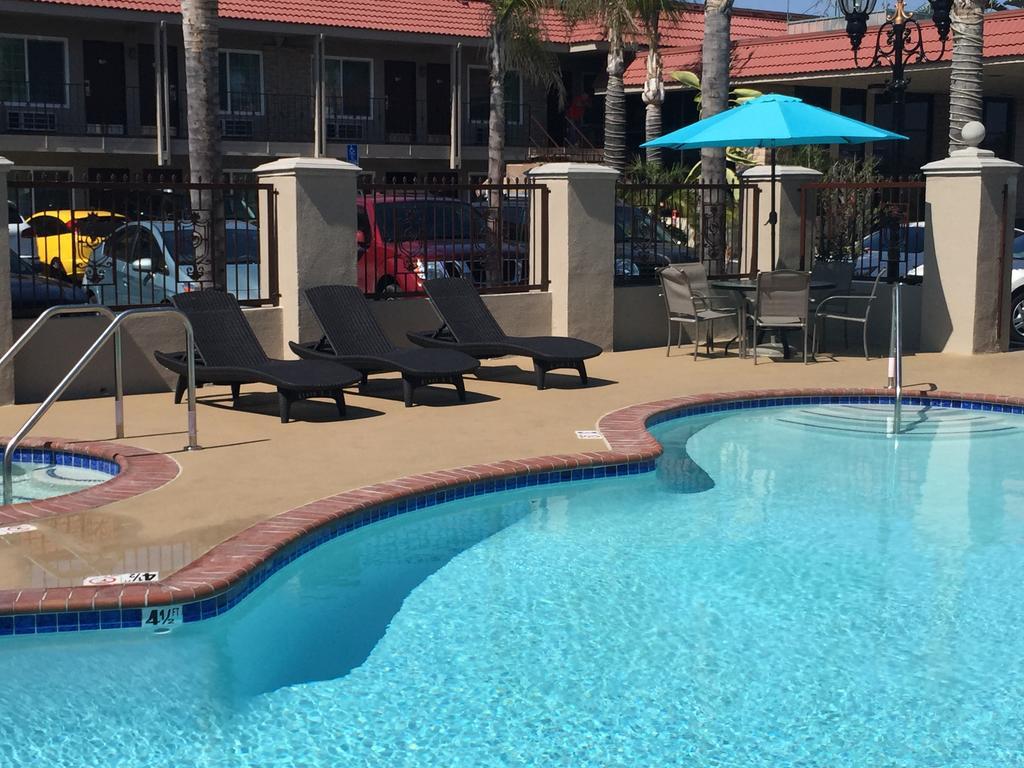 Days Inn & Suites By Wyndham Anaheim At Disneyland Park Zewnętrze zdjęcie