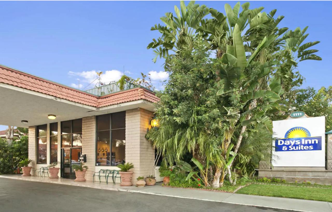 Days Inn & Suites By Wyndham Anaheim At Disneyland Park Zewnętrze zdjęcie